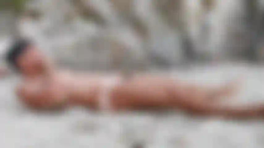 Der nackt raucht und dann ins meer springt.