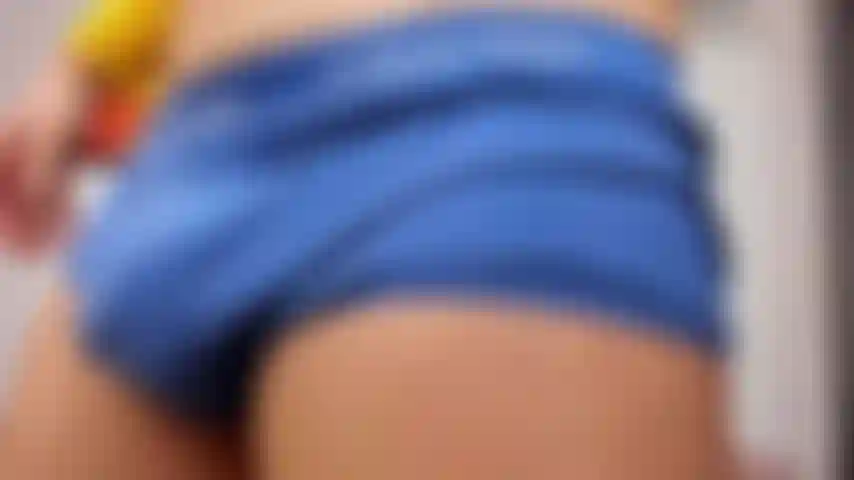 Der mit meinem gelben unterarmhemd auf der couch masturbiert.