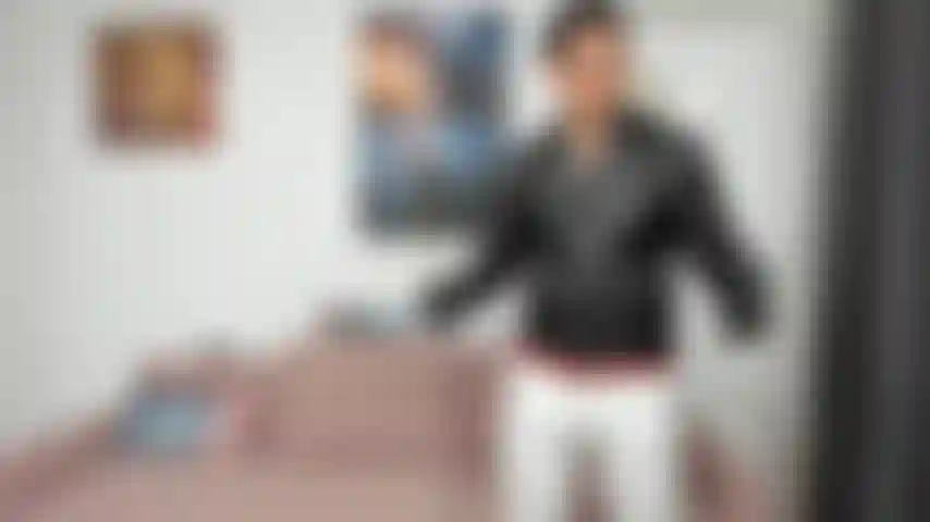 Treffe ein mädchen im wald, während ich eine lederjacke und ein paar lederhandschuhe trug. Wir reiben uns beide, um uns aufzuwärmen, und am ende habe ich ihr eine ladung ins gesicht geschossen!