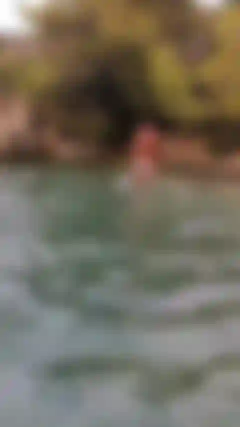 Am strand spazieren geht und meinen arsch zeigt.