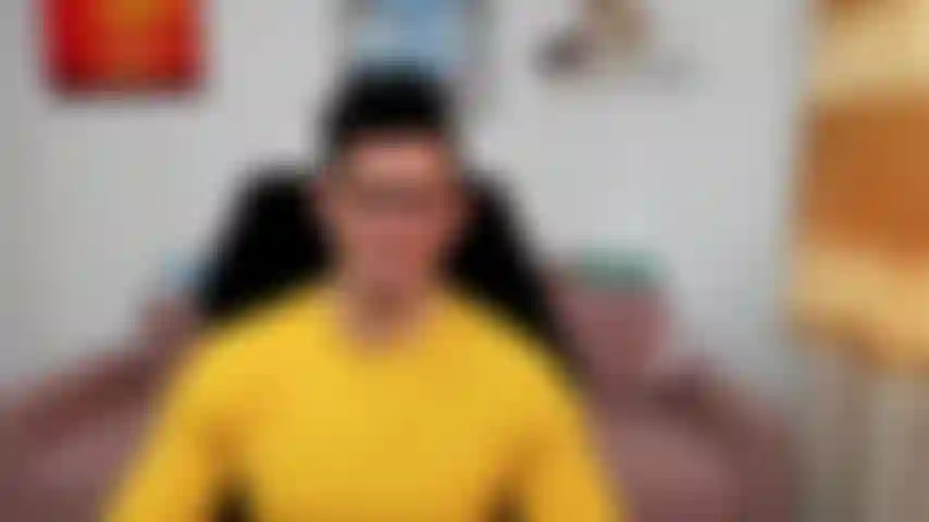 Beuge mich in meinem kompressionsshirt und zeige meine wölbung in shorts.