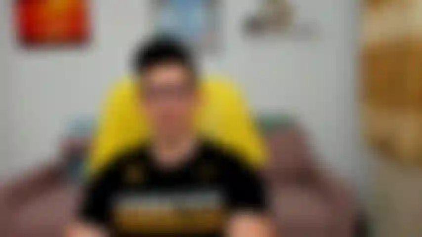 Meinen großen schwanz masturbiert, ein bisschen von meinem arsch zeigt und dann eine intensive ladung mit viel stöhnen bläst.