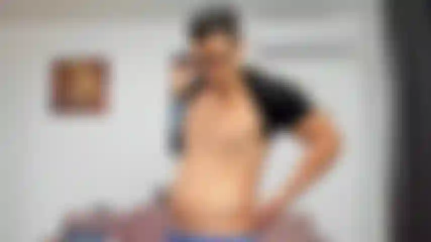 Seinen bauch aufbläst, darüber redet, ihn groß macht und ihn für dich massiert.