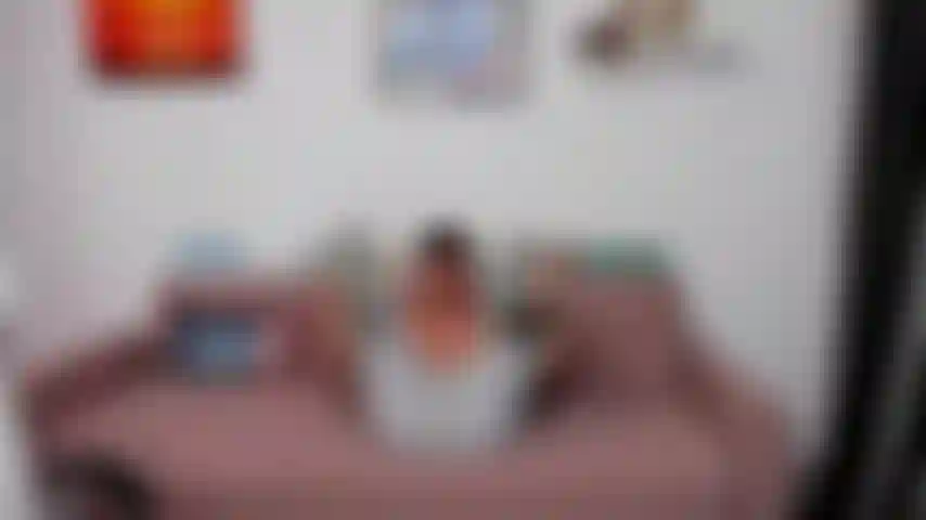 Zeige meinen arsch und meine eier und reibe ein paar socken daran. Der mit einer socke an der hand masturbiert und abspritzt.