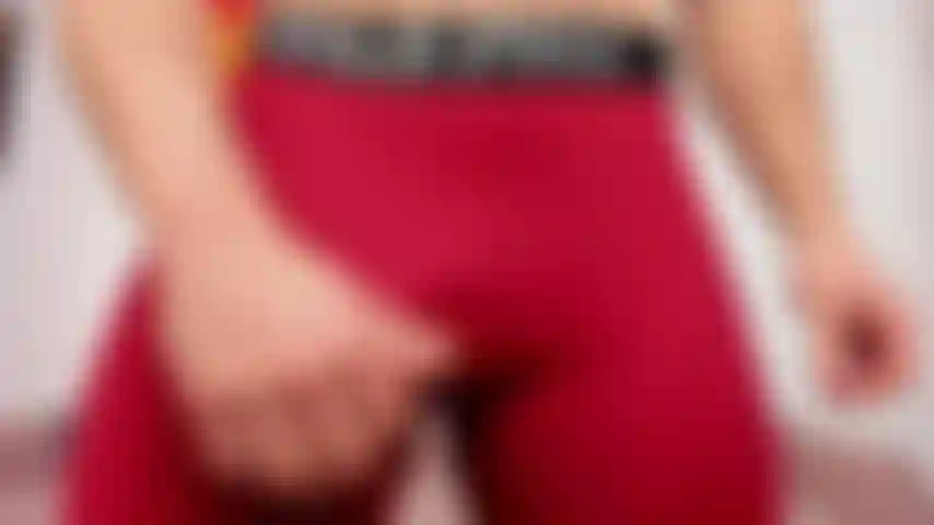 Meine beule in roten engen hosen zeigt, als meinen schwanz und meine eier herauszunehmen, um sie der kamera näher zu zeigen.