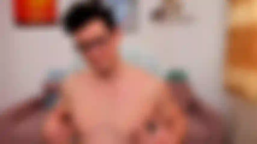 Ich ziehe mich aus, zeige meinen weichen schwanz und masturbiere dann, damit ich es jemandem, der schwänze liebt, hart besorgen kann.