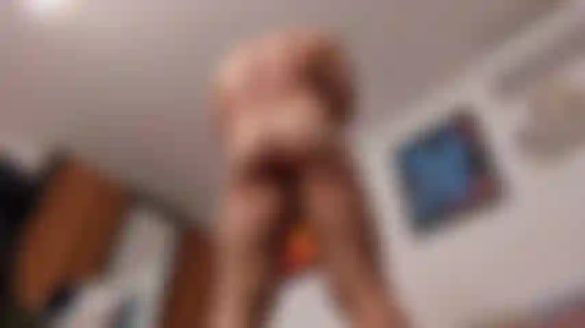 Cam auf dem boden, der meinen großen körper zeigt, masturbiert und eine große ladung abgibt.