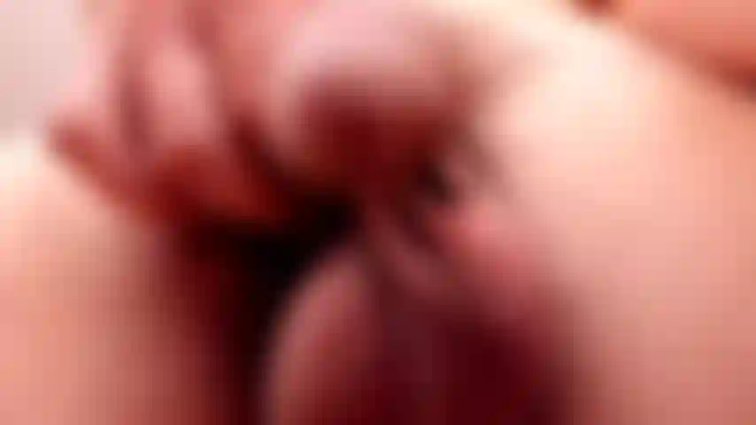 Lege meine eier und meinen schwanz auf dein gesicht und reibe sie. Wie fühlt sich das an?