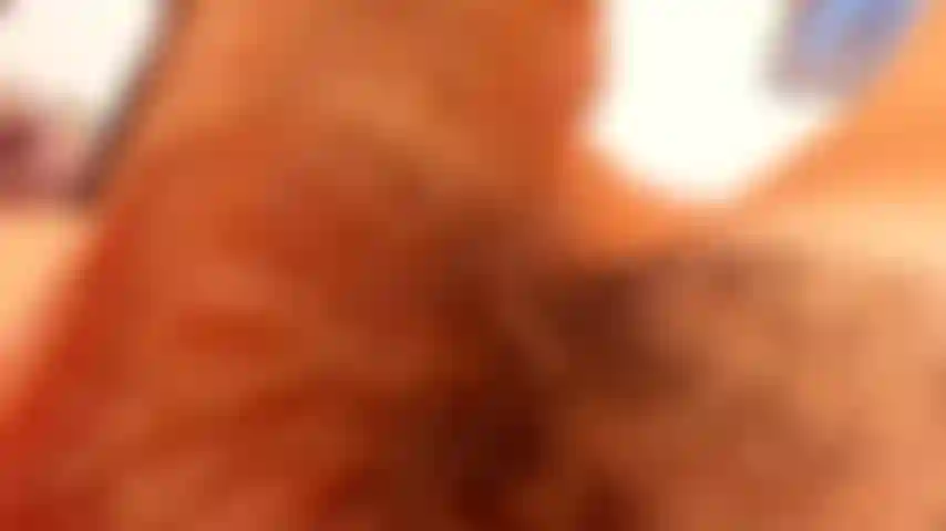Nahaufnahme von schwanz, eiern und füßen. Der masturbiert, während ich meine füße in deinen mund schiebe.
