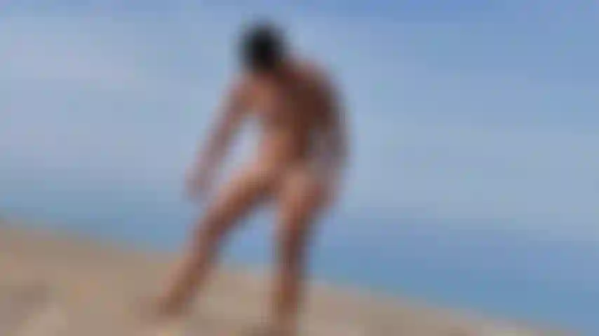 Es ist so schön, meinen körper am strand mit sonnencreme einzucremen, während andere leute zuschauen und masturbieren.