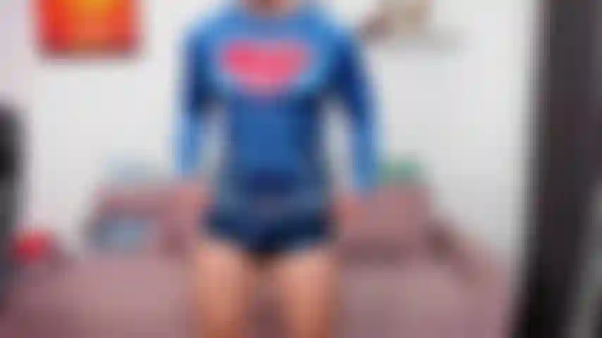 Brustmuskeln und nippel spielen, nachdem ich mein superman-shirt ausgezogen habe.