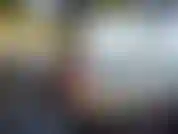 Sommer 2019 an einem felsigen strand im schatten, mich waschend.