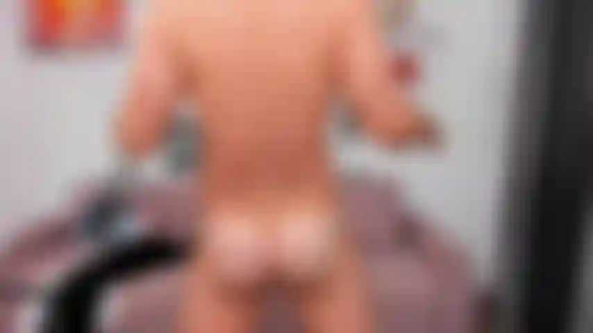 Halb mann, halb dämon, der in der halloween-nacht masturbiert.