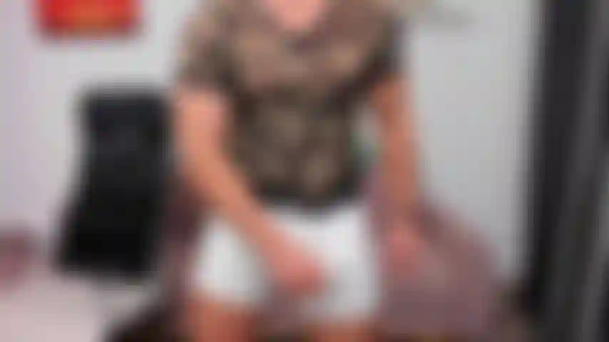 Masturbiere auf der couch mit meinen erkennungsmarken und meiner brille.