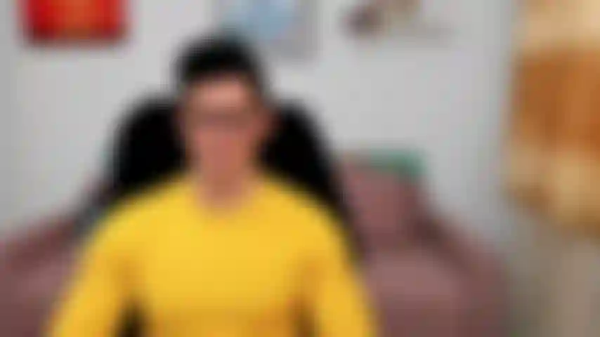 Zeige meinen arsch im doggie-style und auf dem rücken auf der couch.