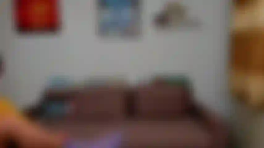 Zeige meinen arsch und meine eier auf meinen knien auf der couch.