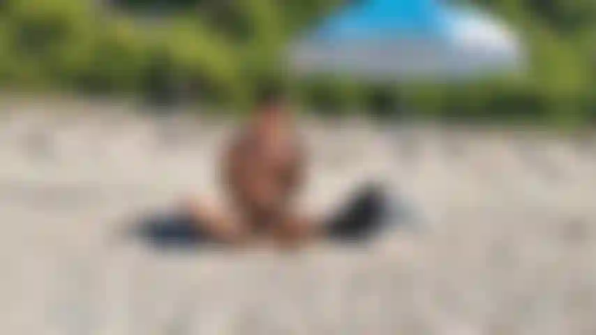 Mir wird sogar heiß, wenn ich im schatten sitze, deshalb muss ich mich im meer ein wenig abkühlen.