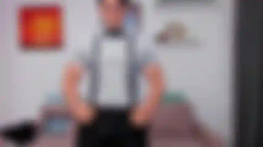 Gekleidet in einen smoking, mit fliege und strapsen, während ich mit dir schmutzig rede.