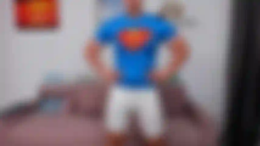 Superman-cosplay, der alles zerquetscht.