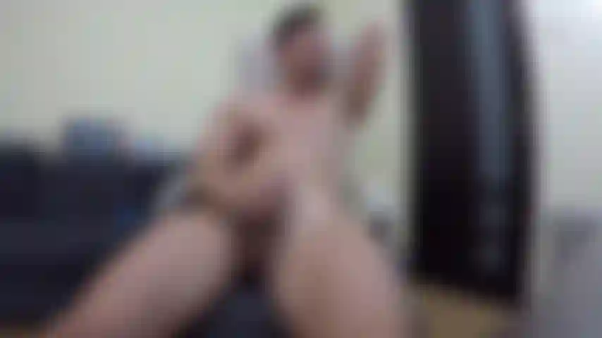 Der in einem glas masturbiert und abspritzt und dann die ladung über meine brust verteilt.