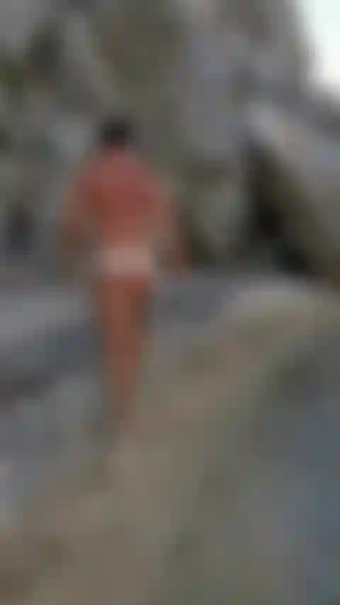 Schwimme nackt im meer.