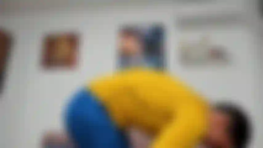 Stoße jemandem in der umkleidekabine versehentlich mit meinem hintern ins gesicht. Ich dachte, er würde sauer werden, aber ... Überraschung :d.