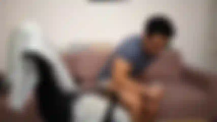 Rauche und zeige meine füße.