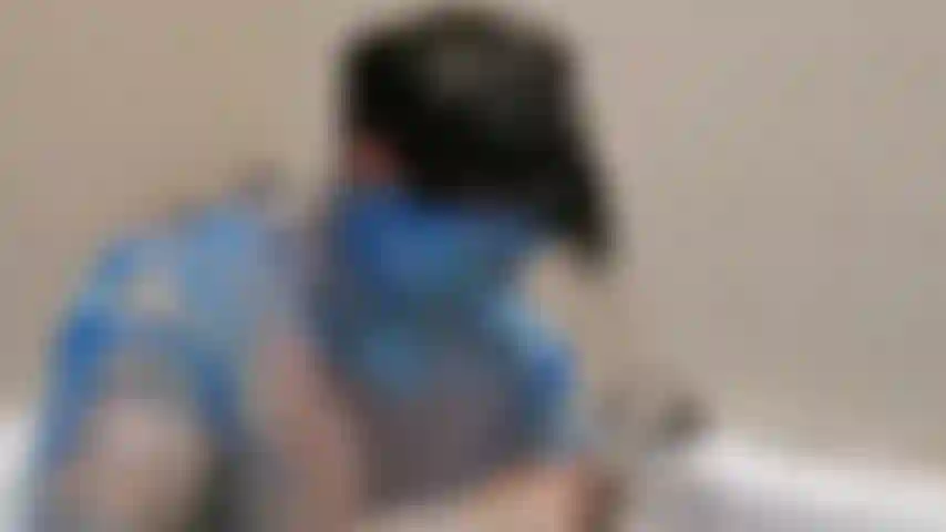 Der eine dusche nimmt, um die körperfarbe von meinem körper zu waschen.