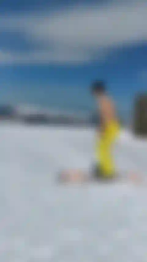 Der versucht, auf dem gipfel des berges ski zu fahren.