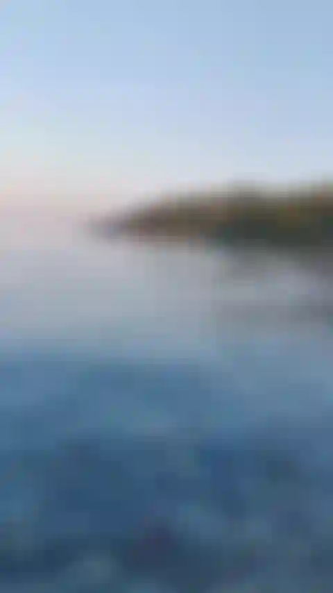 Du sitzt am strand und dein lieblingssuperheld taucht auf. Was machst du?