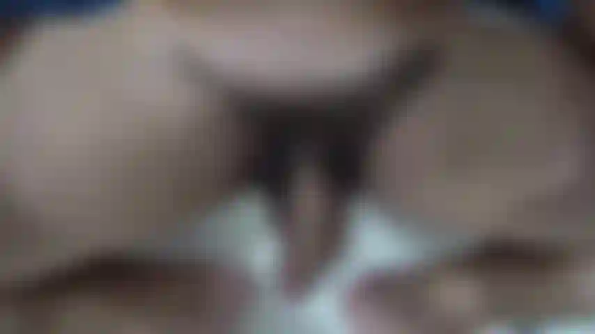 Der meine schamhaare schneidet, um sie für eine rasur vorzubereiten.