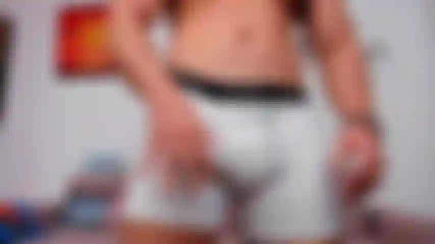 Mit weißen engen shorts hart wird. Big bulge alert !!!