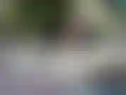 Sich nackt an einem strand beugt.