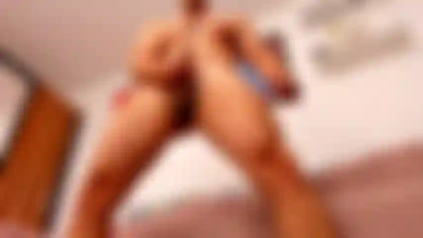 Du sitzt auf dem boden und ich masturbiere über dir.