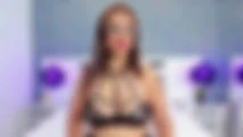 Eine vollbusige milf, eine echte stiefmutter, die nett raucht.