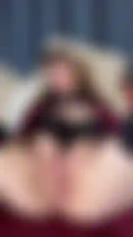 Ein gothic-mädchen, das mit einer engen rosa muschi spielt.