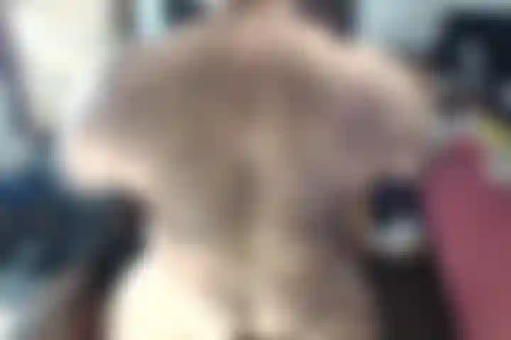 Genieße BullMuscleJoes hintern und er jongliert mit seinem muskelbehaarten bärenkörper zu deinem vergnügen!