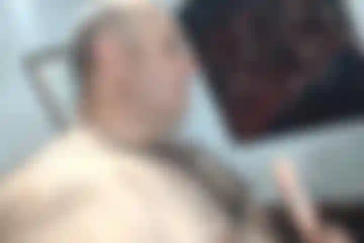 Genieße BullMuscleJoes liebe zur oralen action, während er mit seinem spielzeug sein talent unter beweis stellt!