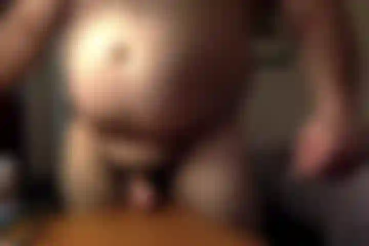 Sehen sie, wie sich BullMuscleJoe zu hause an seinem schreibtisch auspowert!