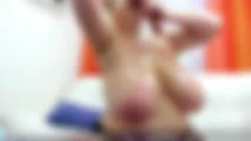 Unordentlicher, schmutziger deepthroat auf einem großen spielzeug, viel speichel, der über hängende titten tropft.