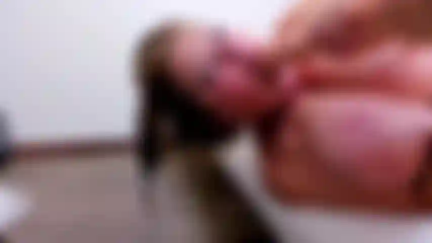 Den kopf auf den kopf gestellt, langes deepthroating - 50 sm schwanz, chaos im ganzen gesicht.