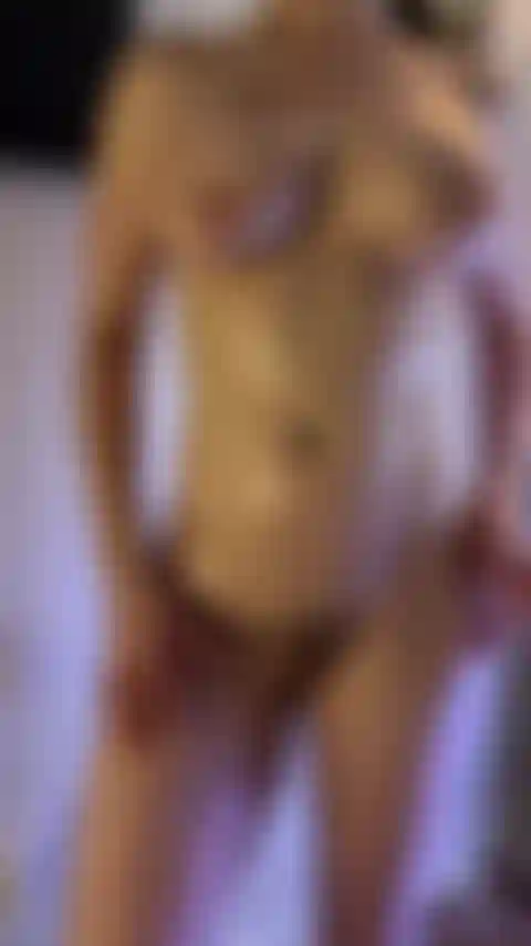 Zeige meine eingeölten titten.