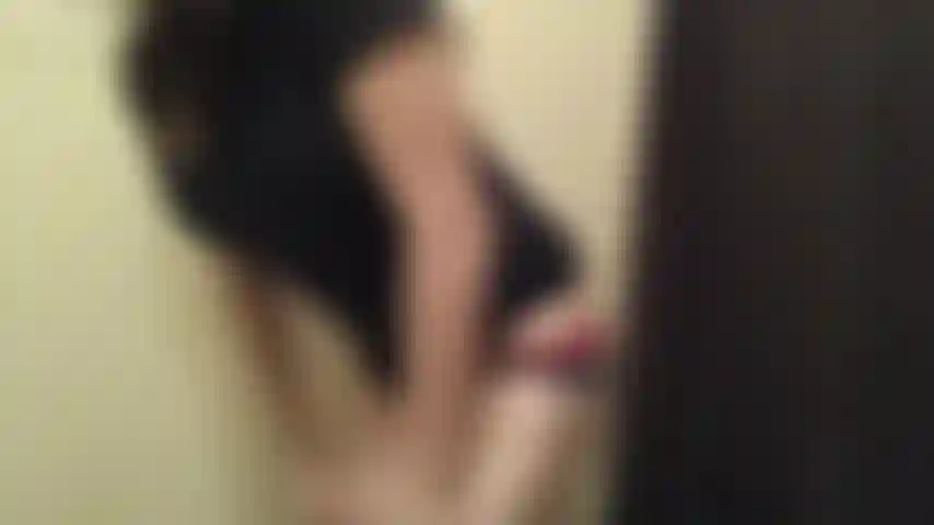 Habe ein altes video gefunden, in dem ich mich im badezimmer meiner freundin fingere.