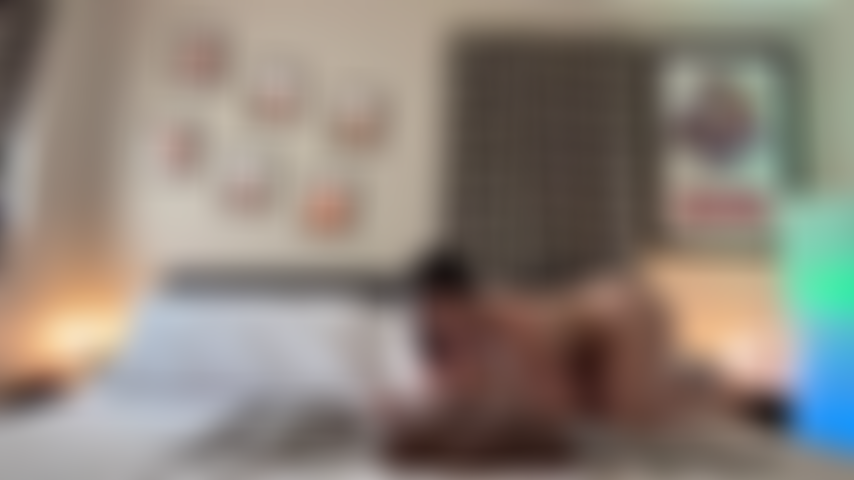 Ein großer schwarzer schwanz reitet auf meinem oberkörperspielzeug.