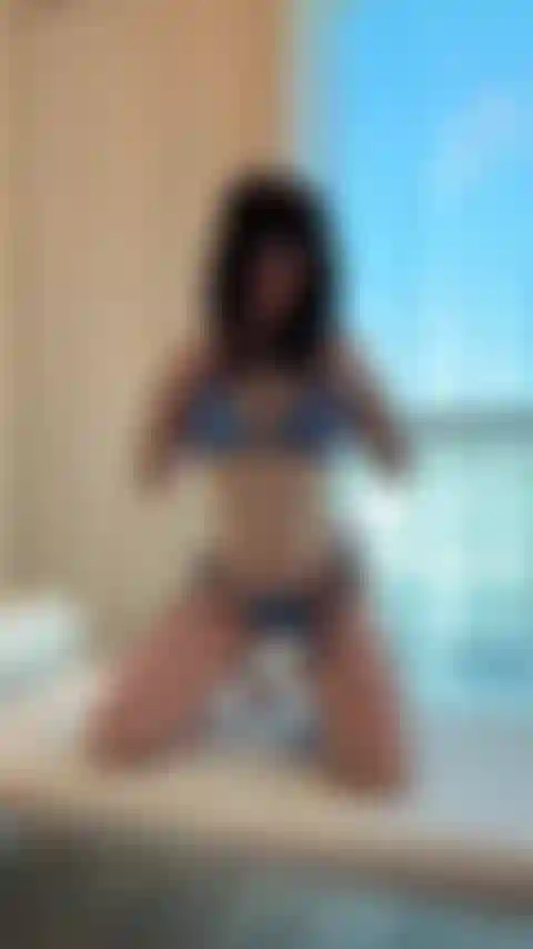 Ziehe meinen bikini aus.