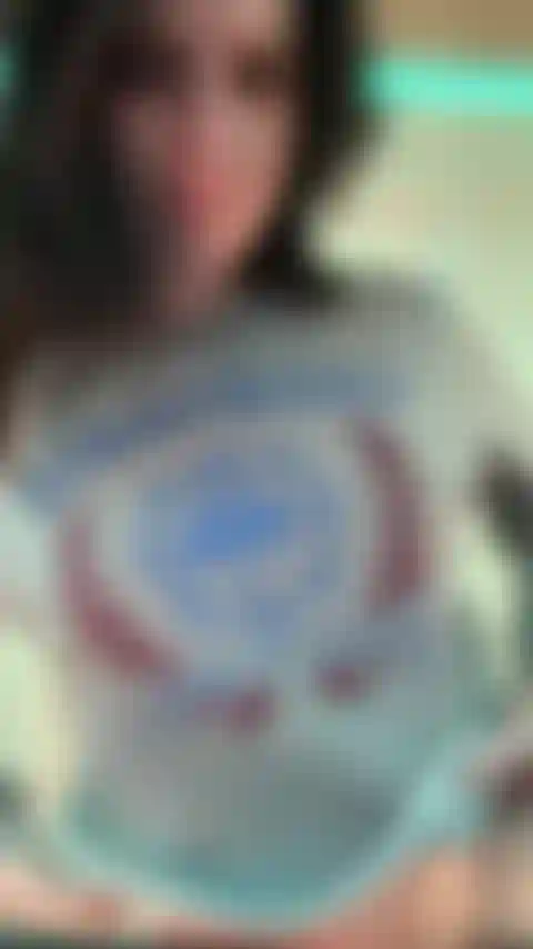 Deinen bbc lutscht und mit den titten fickt.