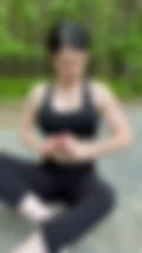 Bin wandern gegangen und habe beschlossen, ungezogen zu sein und mich selbst zu fingern ...