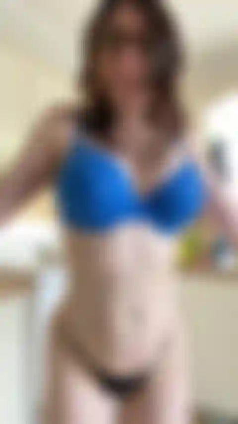 Mit wippenden titten und arsch.