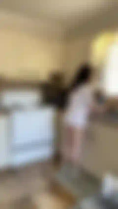 Spionieren sie mir nach, während ich meine hausarbeiten erledige.