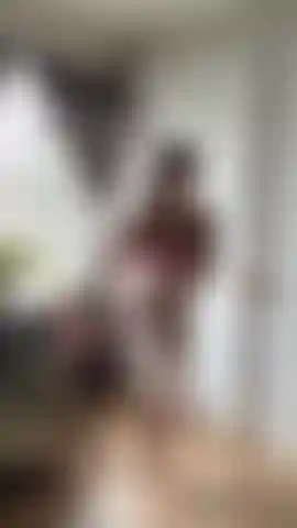 Die lotion aufträgt.